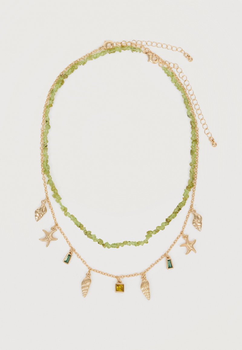 Δύο στρωματοποιημένα κολιέ, το ένα με μικρές πράσινες πέτρες, το άλλο χρυσό με θέματα από τη θάλασσα και πράσινες και κίτρινες πολύτιμες πέτρες.