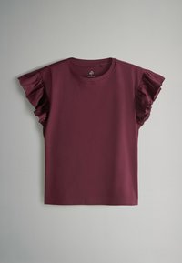 Bordový top s krátkym rukávom so zháňanými detailmi na pleciach, vyrobený z hladkej látky s okrúhlym výstrihom a rovnými okrajmi.