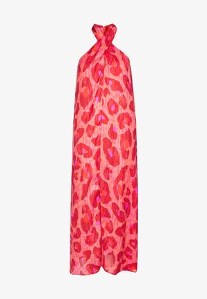 Robe longue sans manches à col halter torsadé, présentant un motif léopard abstrait rouge vif et rose.