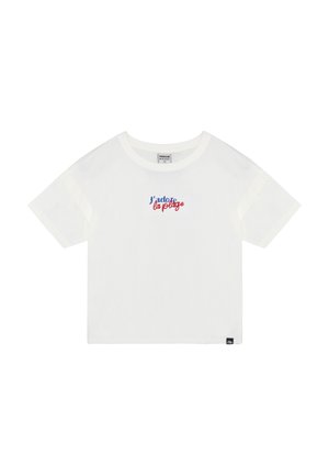 T-shirt bianca a maniche corte con la scritta "j'adore la plage" ricamata in lettere blu e rosse, con taglio dritto e tessuto morbido.