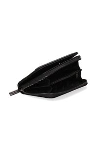 Portafoglio nero con zip, dotato di più scomparti, con texture liscia e hardware argentato. L'interno presenta una fodera con motivo.