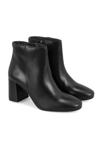 Schwarze Lederstiefeletten mit hohem Blockabsatz, spitz zulaufender Zehenform und glatter Textur. Verfügt über einen seitlichen Reißverschluss zum Verschließen.