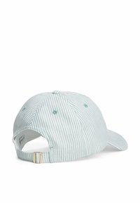 Cappello a strisce in cotone azzurro chiaro e bianco, con visiera curva, cinturino posteriore regolabile con fibbia in metallo e fori di ventilazione.