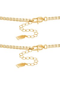 Bracciale in oro con design a maglie, dotato di chiusura a gabbiano e catena regolabile con dettaglio a targhetta rettangolare.
