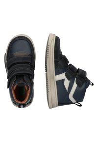 Sneakers alte in pelle blu navy con accenti in suede grigio, dotate di tre fasce in velcro, suola testurizzata e un design grafico bianco.