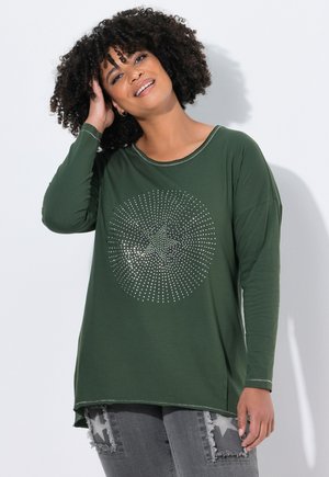 Grünes Langarm-T-Shirt mit einem kreisförmigen Nieten-Design auf der Vorderseite, mit einem entspannten Schnitt und rundem Halsausschnitt.
