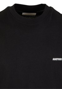 Another Cotton Lab GOOD KARMA CLUB OVERSIZE - Marškinėliai su spaudiniu - black