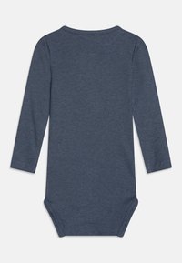 Body à manches longues en tissu côtelé bleu marine, avec un col rond et des boutons-pression en bas pour un habillage facile.