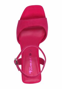 Fuchsia pink hæl sandal med en blød suede overflade, firkantet tå og enkelt stropdesign. Har en tynd ankelsnor med spænde.