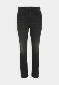 Jeans de mezclilla negros con corte recto, que cuentan con un cierre de botón, cinco bolsillos y un ligero desgaste a lo largo de las piernas.