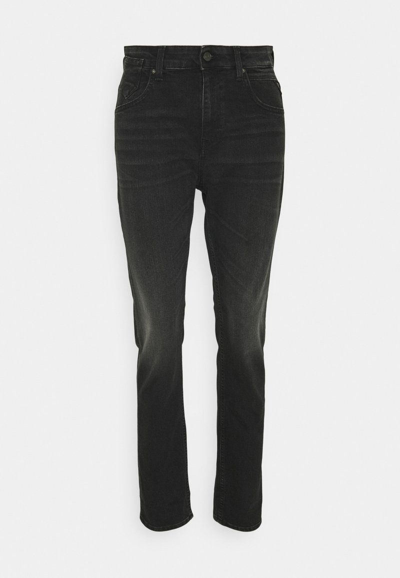 Jeans de mezclilla negros con corte recto, que cuentan con un cierre de botón, cinco bolsillos y un ligero desgaste a lo largo de las piernas.