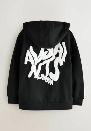 Čierna mikina s kapucňou s veľkým, štýlovým bielym textom "ALPHA NTS LONDON" na chrbte, vybavená šnúrkami na kapucni a rebrovanými manžetami.