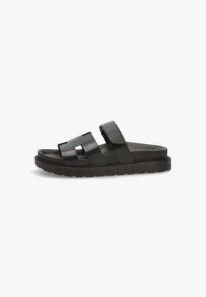 Chanclas negras con dos correas anchas y planas, hechas de material suave; con una plantilla texturizada y una suela plana duradera.