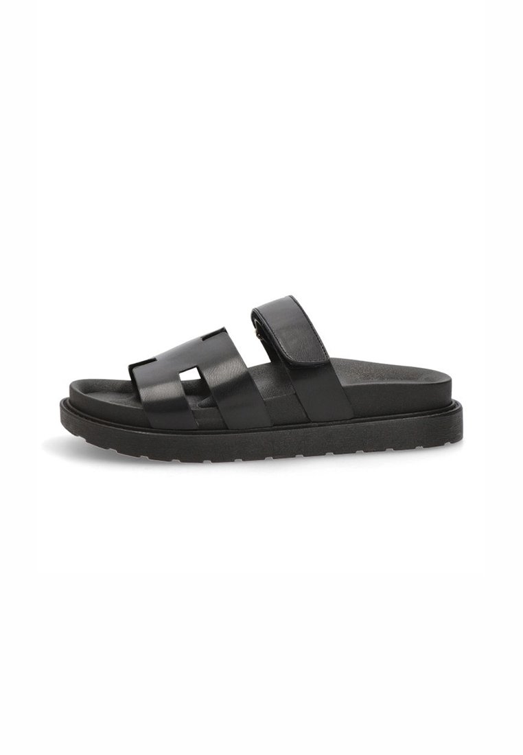 Chanclas negras con dos correas anchas y planas, hechas de material suave; con una plantilla texturizada y una suela plana duradera.
