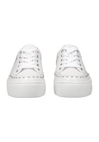 Sneaker bianche in pelle, con suola in gomma testurizzata, cuciture dettagliate e borchie in metallo lungo il bordo.