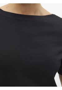 Černý krátký rukáv s širokým výstřihem. Vyrobený z hladké, elastické látky, má přiléhavý střih a minimální zdobení.