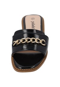 Zwarte patenten leren slipper met een brede band en gouden kettingaccent. Rubberen zool met geribbelde textuur. Maat 37 gemarkeerd op de binnenzool.