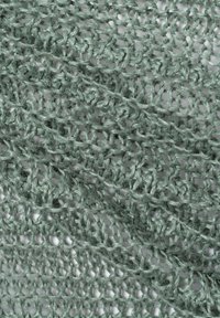 Mintgrüner gehäkelter Stoff mit offener Webart, der komplizierte Muster und einen sanften Glanz aufweist. Leichtgewichtiges und strukturiertes Design.
