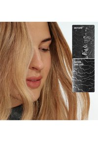 Kvinne med langt blondt hår ved siden av to nærbilder av hårstrå merket "Før" og "Etter én bruk," som viser en glattere håroverflate etter behandling.