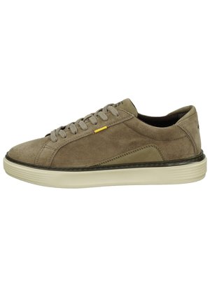 Casual brune ruskinds lavtop sneakers med beige sål og matchende snørebånd, sidesyningsdetalje og lille gul label nær snørehullerne.