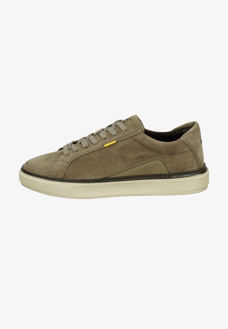 Baskets basses décontractées en daim marron avec semelle beige et lacets assortis, détail de couture latérale et petite étiquette jaune près des œillets.