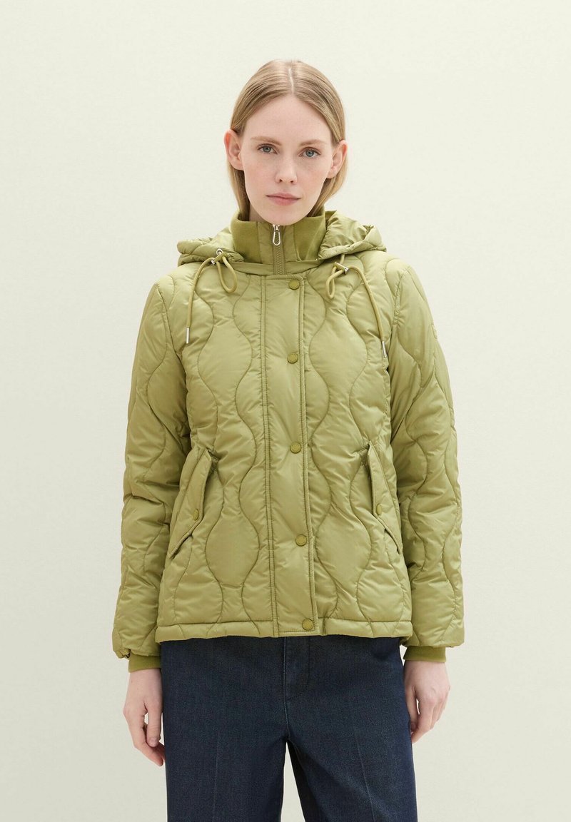 Quilted olivgrüne Jacke mit Kapuze, Druckknöpfen, verstellbaren Kordelzügen und Seitentaschen; glatte Textur und taillierte Passform.