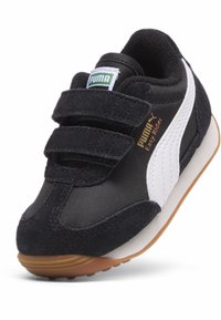 Schwarzer Sneaker mit Klettverschlussriemen, aus Wildleder und Mesh-Materialien, weißen Akzenten, Gummisohle und Logodetail an der Seite, mit einer abgerundeten Form.