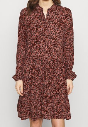 Robe à manches longues avec un col, présentant un motif floral noir sur fond rouille et un ourlet à volants en plusieurs niveaux. Tissu léger.