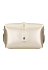 Zlatá syntetická kožená taška obdélníkového tvaru s plochým dnem, uzávěrem na knoflík a kontrastními šedými bočními akcenty.