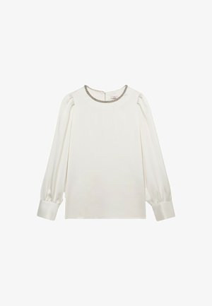 Camicia bianca con maniche lunghe, dettagli plissettati sulle spalle e scollatura impreziosita da gioielli. Il tessuto sembra liscio e leggero.