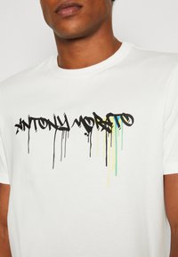 Antony Morato WITH INJECTION LOGO - Print T-shirt - cream