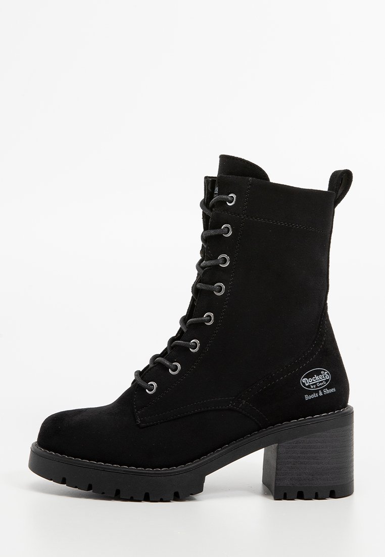 Botín de ante negro hasta el tobillo con punta redonda, cordones en la parte frontal y un tacón grueso. Presenta un logo en parche y una suela texturizada para mayor adherencia.