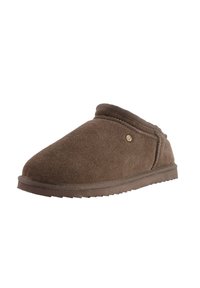 Bruine suède pantoffel met een afgeronde neus, zachte textuur, lage profiel en gestikte accenten; heeft een rubberen zool met een gekarteld grip.