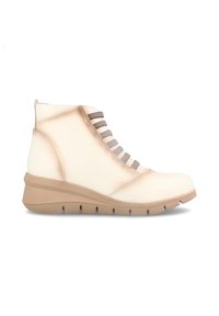 Botas de tobillo beige con un upper de piel suave, cordones grises texturizados y una suela gruesa beige con ranuras para tracción.