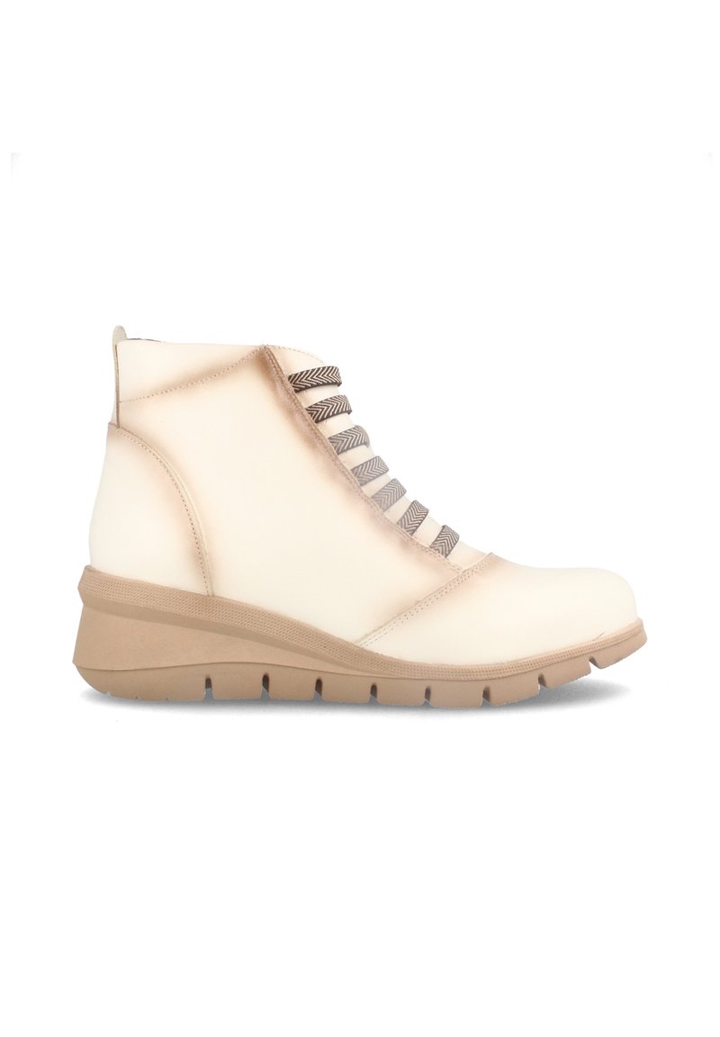Botas de tobillo beige con un upper de piel suave, cordones grises texturizados y una suela gruesa beige con ranuras para tracción.