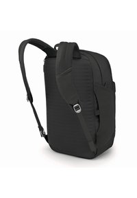 Zaino nero realizzato in nylon testurizzato, dotato di spallacci regolabili, una tasca laterale e un design rettangolare con una finitura liscia.