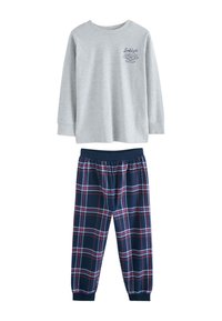 Sweat-shirt gris à manches longues avec le texte "Bnklyn" et pantalon de pyjama à carreaux bleu, rouge et blanc avec poignets et taille élastiqués.