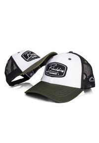 Gorra de camionero con un panel frontal blanco y visera verde. Parte trasera de malla negra con una etiqueta blanca que muestra "Blackskies" en un estilo de escritura.