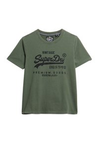 Olivegrünes Baumwoll-T-Shirt mit kurzen Ärmeln, rundem Ausschnitt und schwarzem Druck, der den Text "Vintage SuperDry" und das Design von "Premium Goods" zeigt.