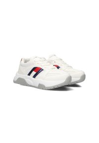Witte sport sneakers met grijze zolen en een gestructureerde bovenkant, voorzien van rode en marineblauwe strepen aan de zijkanten. Veters en gevoerde kraag.