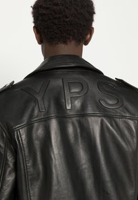 YOUNG POETS Casaco de couro - black