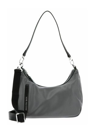 Sac d'épaule en nylon gris avec une silhouette incurvée, équipé d'une bandoulière noire et de ferrures argentées. Fermeture zippée et détail de marque sur le côté.