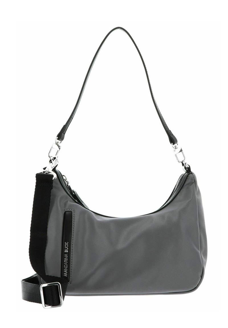 Sac d'épaule en nylon gris avec une silhouette incurvée, équipé d'une bandoulière noire et de ferrures argentées. Fermeture zippée et détail de marque sur le côté.