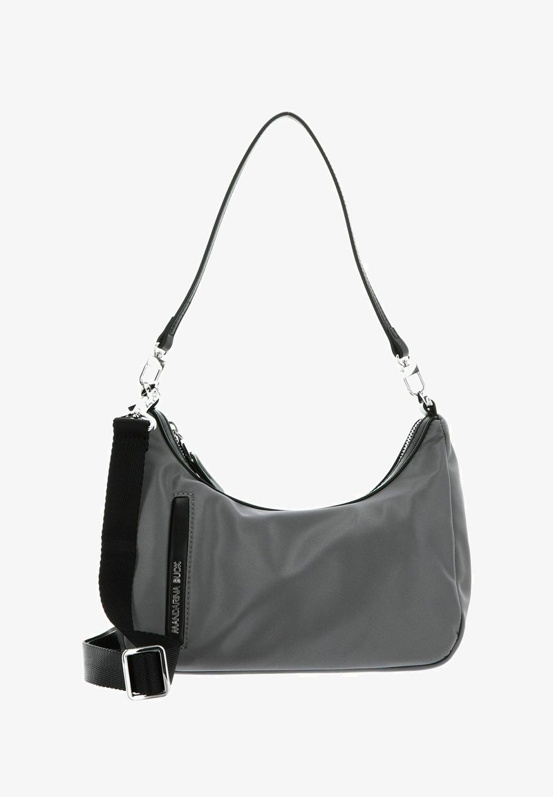 Sac d'épaule en nylon gris avec une silhouette incurvée, équipé d'une bandoulière noire et de ferrures argentées. Fermeture zippée et détail de marque sur le côté.