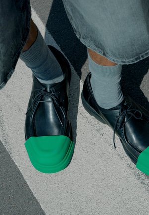Camper, JUNCTION - Ежедневни обувки с връзки - BLACK,GREEN