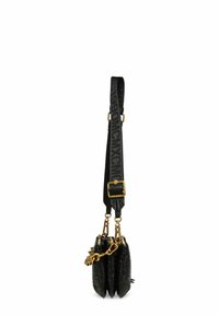 Borsa a tracolla nera in pelle con superficie strutturata, dettagli in catena dorata e una tracolla decorata con il nome del marchio. Tre scomparti visibili.