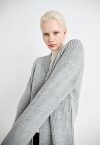 ONLY ONLLEISE FREYA OPEN CARDIGAN  - Kardigán - medium grey melange