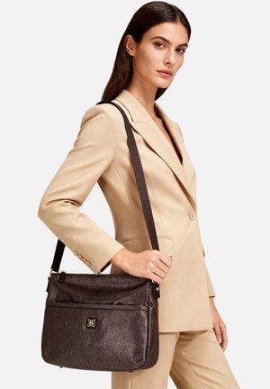 Borsa a tracolla in pelle marrone con finitura testurizzata, dotata di chiusura superiore con cerniera, tracolla regolabile e tasca frontale con dettaglio logo.