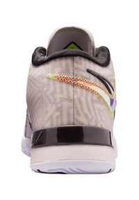 Scarpa atletica grigia con una parte superiore testurizzata e motivi geometrici, colletto nero e accenti multicolori sul tallone e sui lati.