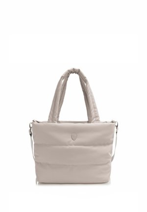 Sac cabas matelassé beige clair avec poignées rembourrées, bandoulière amovible et petit emblème au centre avant.